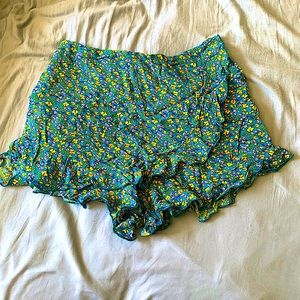 Blue flower pattern shorts with pockets